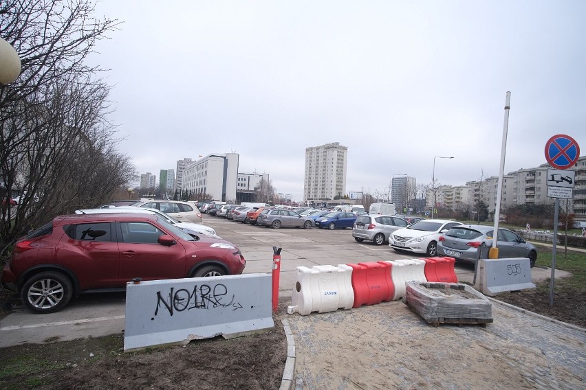 Problem z parkowaniem w Warszawie. Na Targówku parking tymczasowy zamiast obiecywanego P+R. Mieszkańcy rozczarowani sytuacją