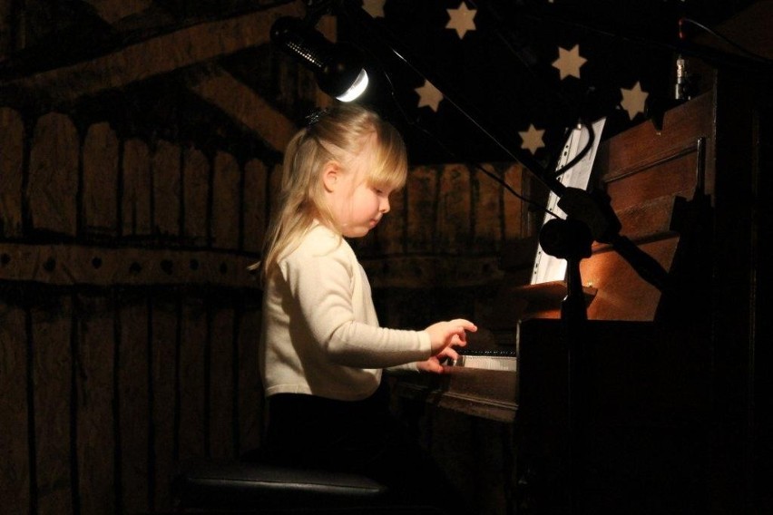 Jedna z najmłodszych pianistek, słuchaczka Instytutu...