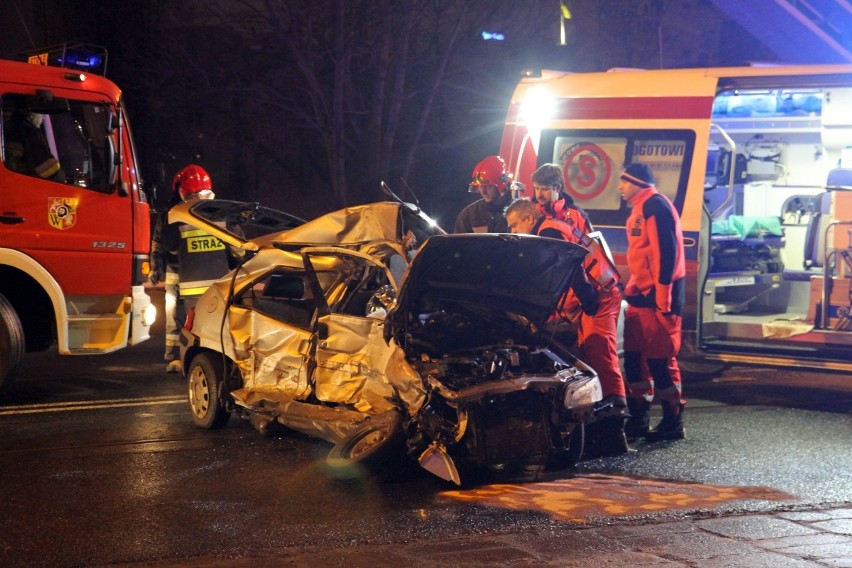 Śmiertelny wypadek na moście Grunwaldzkim. Samochód zderzył się czołowo z autobusem [ZDJĘCIA]