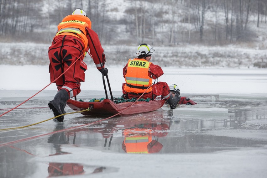 Skrzyszów. Strażacy z ratownictwa lodowego ćwiczyli na lodzie [ZDJĘCIA]
