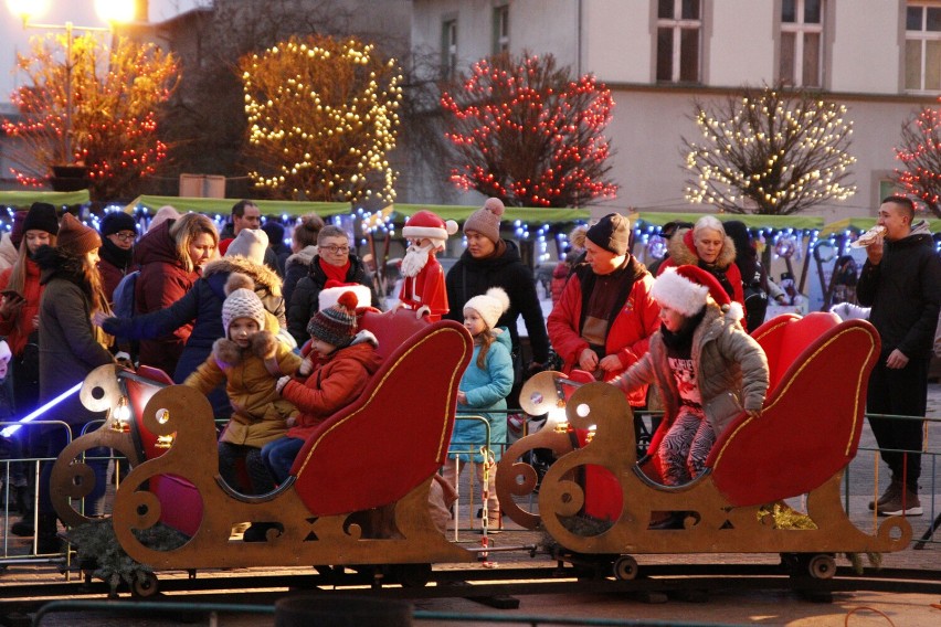Złotowskie Mikołajki czas zacząć. Stoiska świąteczne na Miejskich Mikołajkach w Złotowie oblężone przez odwiedzających