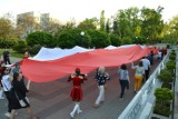 Narodowa flaga niesiona przez mieszkańców i piękny koncert w Stalowej Woli [FOTO]