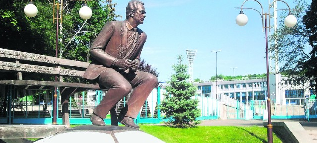 Pomnik trenera Walerego Łobanowskiego, w tle znajduje się klubowy stadion Dynama Kijów