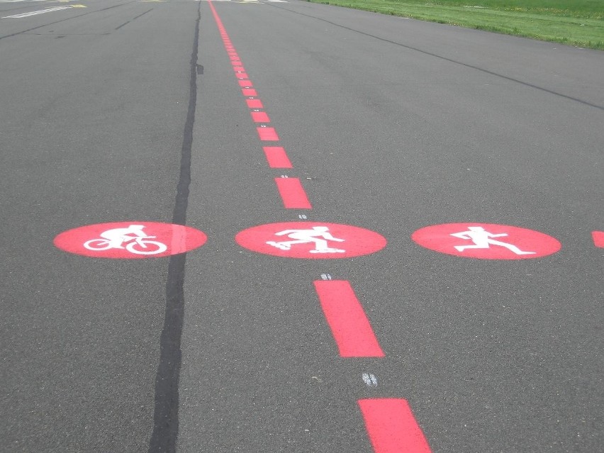 Pas startowy lotniska Tempelhof teraz służy rowerzystom,...