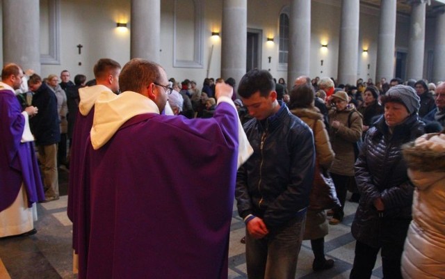 Sypanie głów popiołem u poznańskich Dominikanów