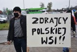 Protest rolników w Pile przeciwko "piątce Kaczyńskiego". Wiadra z gnojówką dla "zdrajców wsi" [ZDJĘCIA]