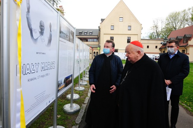 Wystawa z okazji 40-lecia "Białego Marszu" zawisła przed krakowską Kurią. Otworzył ją kard. Stanisław Dziwisz.