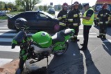 Motocyklista z wypadku na ul. Chełmońskiego ma zmiażdżoną nogę. Kobiecie zatrzymano prawo jazdy [FOTO]