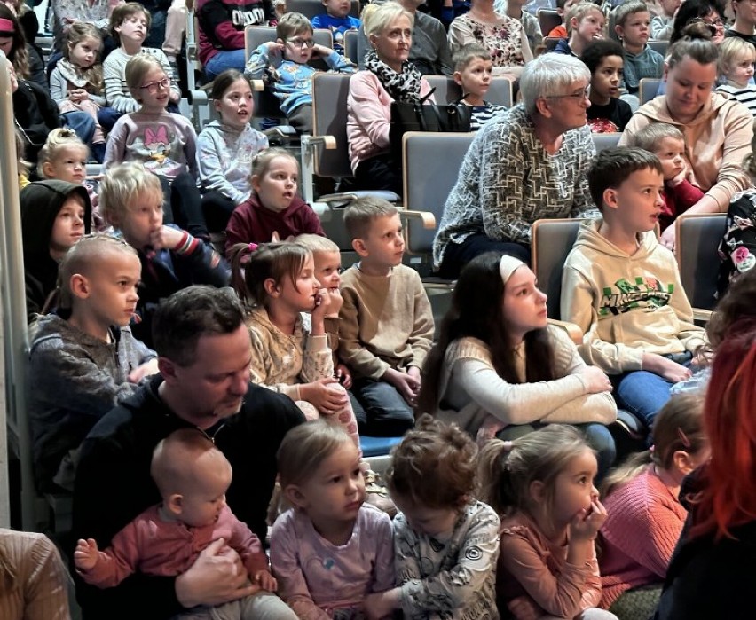Dzieci obejrzały spektakl o dwóch zwaśnionych rodach krasnali. „Romcio i Julcia" w Leszczyńskiej Galerii Książki