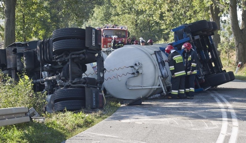 Wypadek na drodze Wrocław - Strzelin. Przejazd blokowała cysterna (ZDJĘCIA)