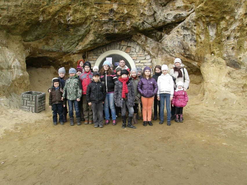 Dzieci zwiedziły m.in. groty piaskowe w Nagórzycach