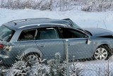 Przebród: Wypadek podczas wyprzedzania. Audi wypadło z drogi i uderzyło w ogrodzenie. Cztery osoby ranne 