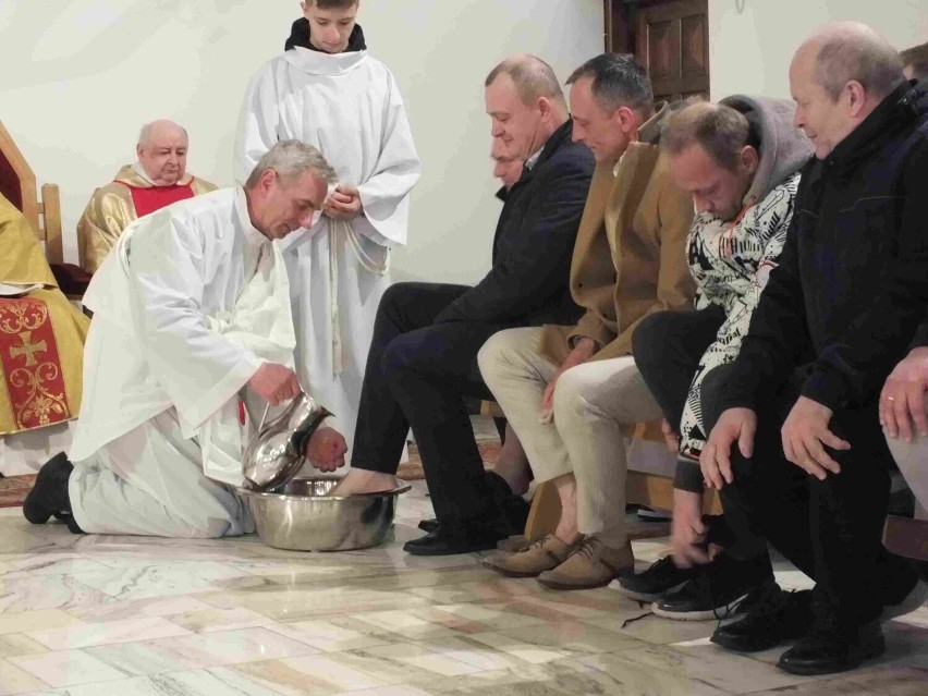 Ksiądz proboszcz Sławomir Rak umywa nogi dwunastu mężczyznom