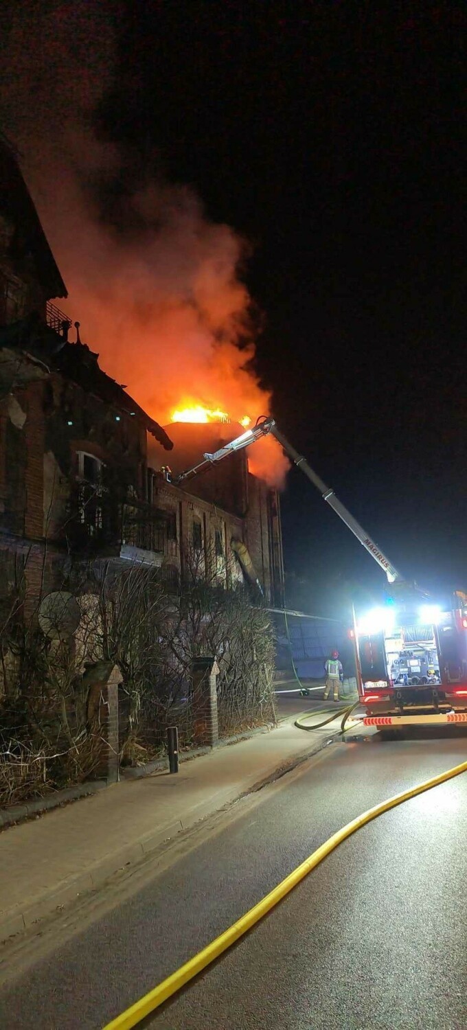 Nocny pożar zabytkowego młyna w Mosinie pod Poznaniem. Poddasze spłonęło doszczętnie. Zobacz zdjęcia