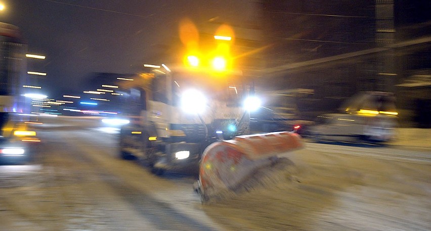 Nocne odśnieżanie ulic w Trójmieście