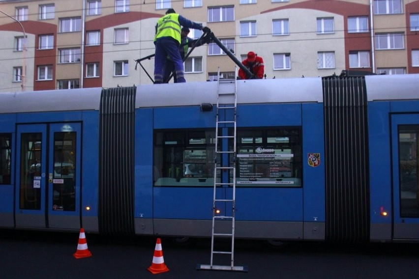 Wrocław: Zerwana trakcja na Glinianej naprawiona. Tramwaje ruszyły (ZDJĘCIA)