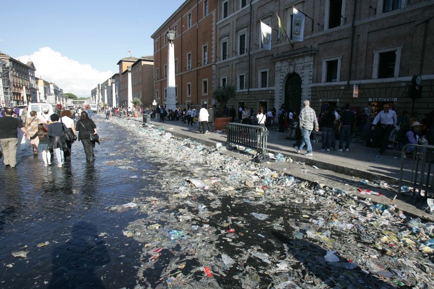 Góry śmieci w Rzymie po beatyfikacji Jana Pawła II [ZDJĘCIA]