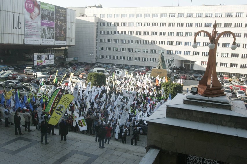 Katowice: Manifestacja związkowców pod hasłem &quot;O godną pracę&quot; [ZDJĘCIA i WIDEO]