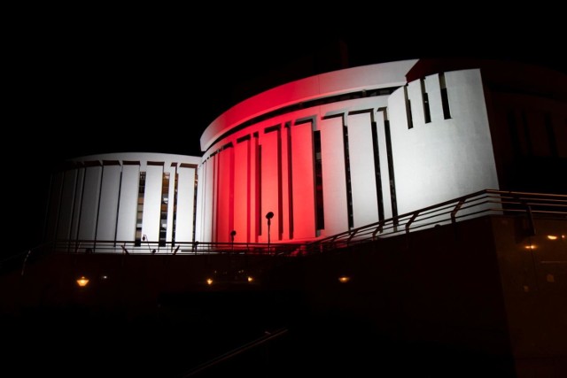 W ten weekend (12 i 13 września) w geście solidarności z naszymi sąsiadami - którzy w pokojowych demonstracjach z odwagą upominają się o demokrację - wieczorami rozświetlane są budynków instytucji kultury oraz innych obiektów publicznych w narodowych barwach historycznej flagi Białorusi. W Bydgoszczy w biało-czerwono-białych barwach Białorusi w sobotni i niedzielny wieczór (od godz. 19.30) rozświetlony jest gmach Opery Nova. Natomiast już od piątkowego wieczoru w białoruskich barwach oświetlona jest Filharmonia Pomorska.

Wydarzenie #LightForBelarus zainicjowały Ministerstwo Kultury i Dziedzictwa Narodowego, Instytut Adama Mickiewicza oraz Narodowe Centrum Kultury.