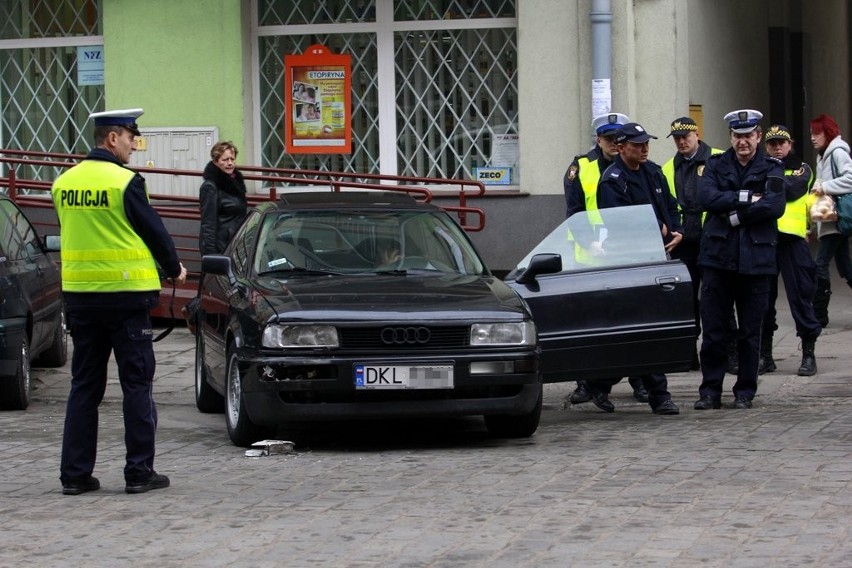 Wrocław: Pijany kierowca wjechał w auto... straży miejskiej (ZDJĘCIA)
