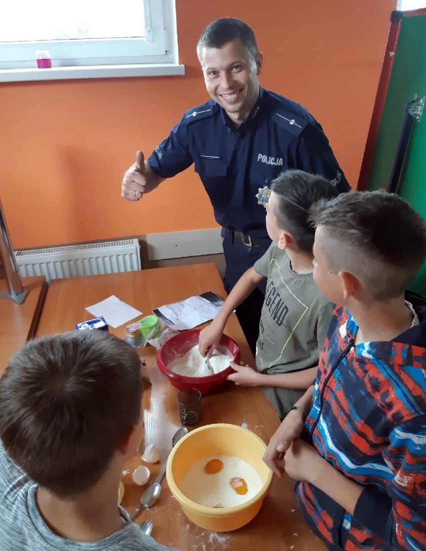 Policjanci z Ryjewa mówili najmłodszym o zasadach bezpieczeństwa i... upiekli z dziećmi babeczki [ZDJĘCIA]