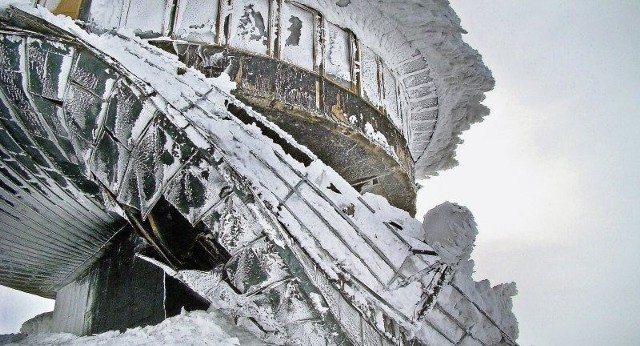 Trudne warunki atmosferyczne na Śnieżce mogą spowodować tej zimy dalsze szkody w budynku obserwatorium