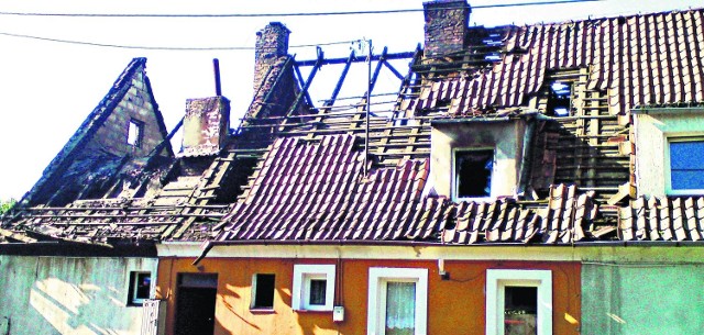 Trzy mieszkania wielorodzinnego domu w Starym Kamieniu spłonęły doszczętnie