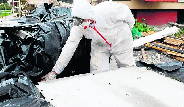 Usuwaniem azbestu zajmują się specjalistyczne firmy