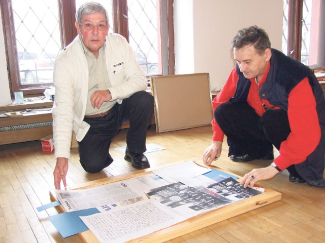 Werner Grabe (z lewej) i Józef Wąsiewski przygotowują wystawę w puckim muzeum