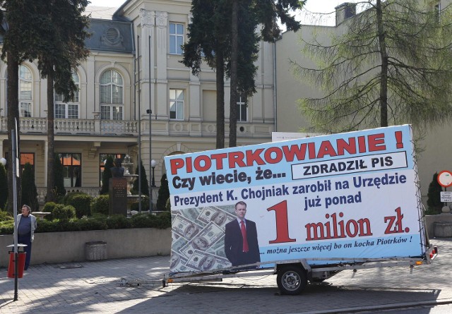 &#8233;Banery o prezydencie to częsty widok na ulicach Piotrkowa, a dla urzędników... drażliwy