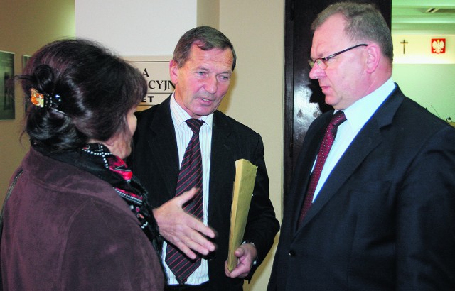 Starosta Jan Golonka (z prawej) w rozmowie z radnym Marianem Kuczajem, przewodniczącym komisji rewizyjnej