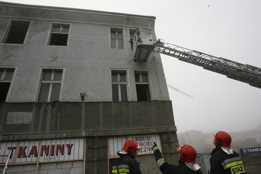 Legnica: Pożar pustostanu przy ul. Wrocławskiej. To było podpalenie? (ZDJĘCIA)