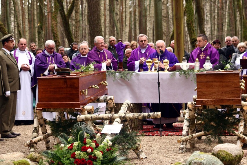 Pogrzeb leśniczego z Dobrzycy. Ponad pół tysiąca osób pożegnało Aleksandrę i Zdzisława Krause [FOTO]