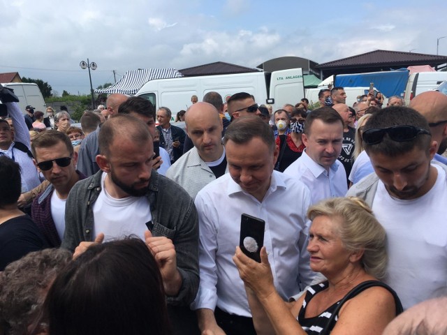 W piątek po godzinie 11 prezydent Andrzej Duda przejechał na targowisko w Pińczowie, gdzie spotkał się z mieszkańcami. Prezydent przyjechał "Duda busem" - na placu zebrały się prawdziwe tłumy, grała muzyka ludowa. Prezydent dostał kwiaty od małej dziewczynki i ruszył w tłum. Było wspólne śpiewanie "sto lat", okrzyki "niech żyje" czy "dziękujemy". Prezydent składał autografy, nie odmawiał zdjęć. 

Zobacz transmisję: Prezydent Andrzej Duda w Pińczowie. Spotkanie z rolnikami, producentami żywności i mieszkańcami (OGLĄDAJ TRANSMISJĘ)

Na kolejnych zdjęciach prezydent Andrzej Dyda wśród tłumu na targowisku w Pińczowie