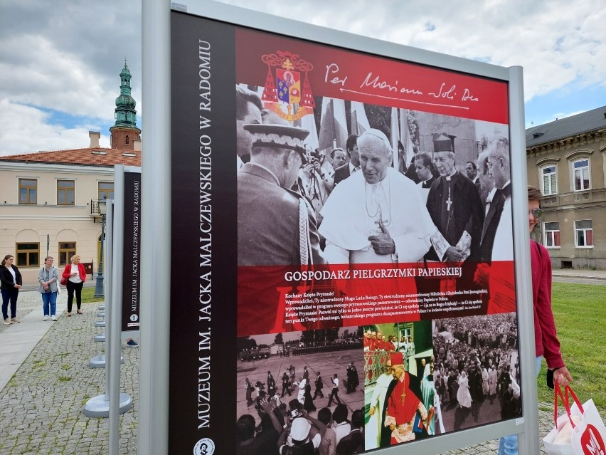 Wystawa plenerowa poświęcona Stefanowi Kardynałowi Wyszyńskiemu jest już otwarta na  Rynku w Radomiu przed Muzeum imienia Malczewskiego