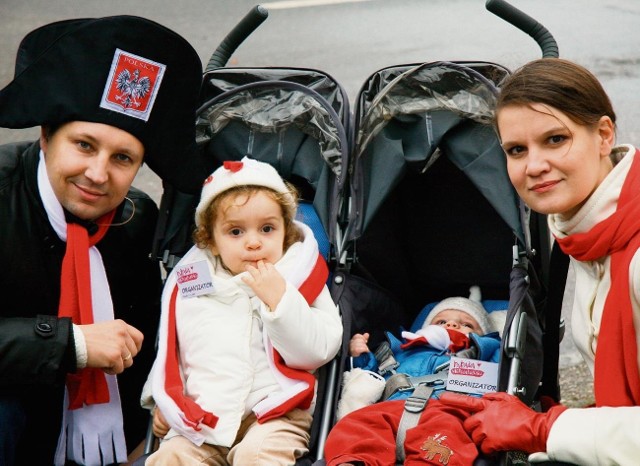 Jacek Spychała mawiał, że z patriotyzmem wręcz należy się afiszować.  Tu: z żoną Katarzyną i dziećmi, Marysią i Piotrusiem, podczas ubiegłorocznej Parady Niepodległości w Gdańsku