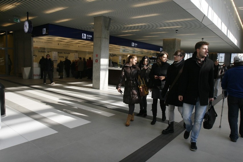 24 godziny po otwarciu dworca w Katowicach: Czysto i ładnie, ale są kolejki [ZDJĘCIA]