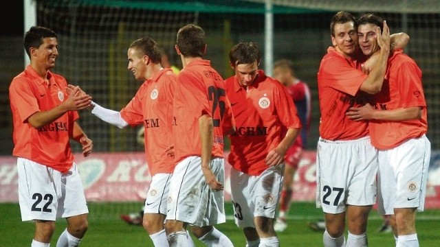 Ilijan Micanski (pierwszy z lewej) często przyjmuje gratulacje od kolegów po strzelonych golach. Teraz musi go ktoś wyręczyć