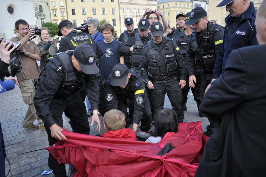 Policja usunęła protestujących z Rynku [ZDJĘCIA]