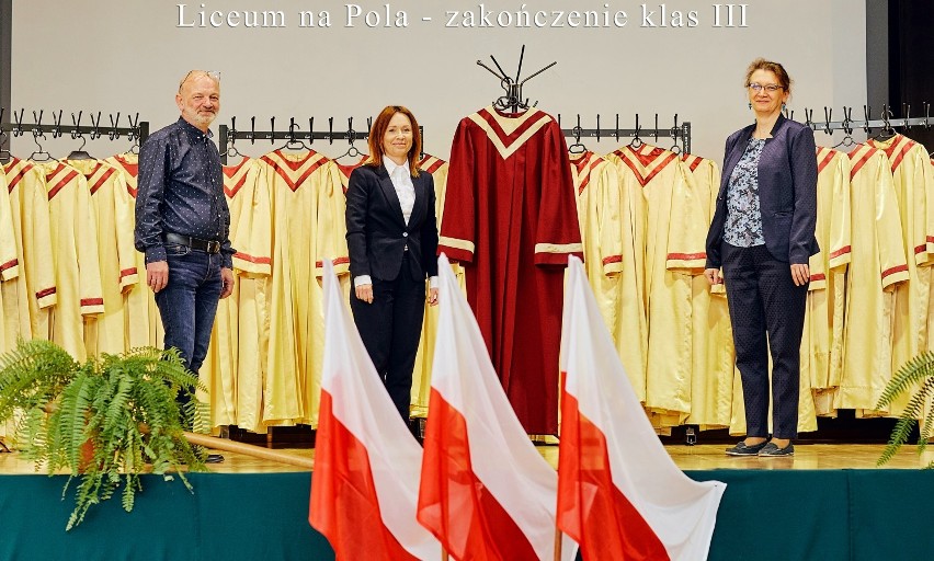 W wirtualnej uroczystości uczestniczyła dyrekcja szkoły. Od...