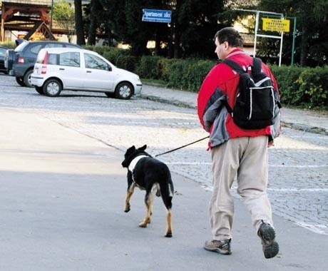 Jerzy Zając, poruszający się z psem przewodnikiem, też chce być pełnomocnikiem