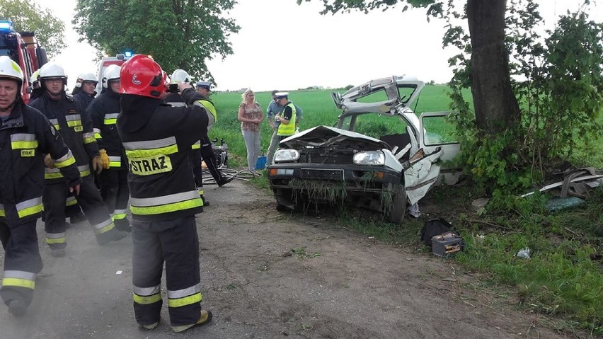 Volkswagenem uderzył w drzewo