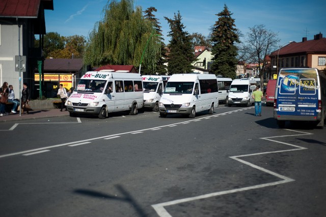 Plac Pułaskiego - sznur pojazdów stojący przy chodnikach, reszta nie ma gdzie zaparkować