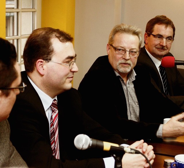 Włodzimierz Machczyński, prezes lotniska w Rębiechowie, w otoczeniu posłów Andrzeja Jaworskiego (PiS, z lewej) i Stanisława Lamczyka (PO)