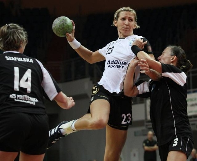 Izabela Puchacz i jej koleżanki dowiedzą się dzisiaj z kim zagrają w III rundzie Pucharu EHF.