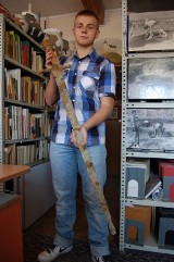17-letni Piotr Warzała znalazł w Dunajcu średniowieczny miecz [ZDJĘCIA]