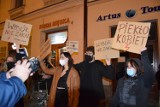 Nowy Sącz. Strajk przeciwko zaostrzeniu prawa aborcyjnego. Kobiety nie składają parasolek