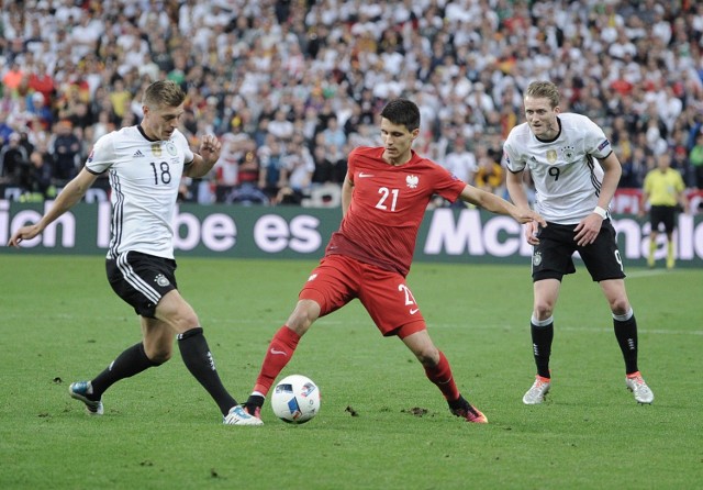 Bartosz Kapustka (w środku) w meczu Polska - Niemcy podczas ME 2016, rozegranym 16 czerwca 2016 roku w Paryżu