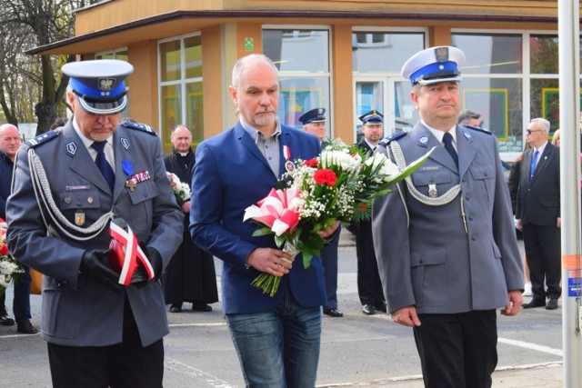 Na zakończenie uroczystości złożono wiązanki pod tablicą upamiętniającą pomordowanych przez NKWD policjantów łęczyckiej komendy.