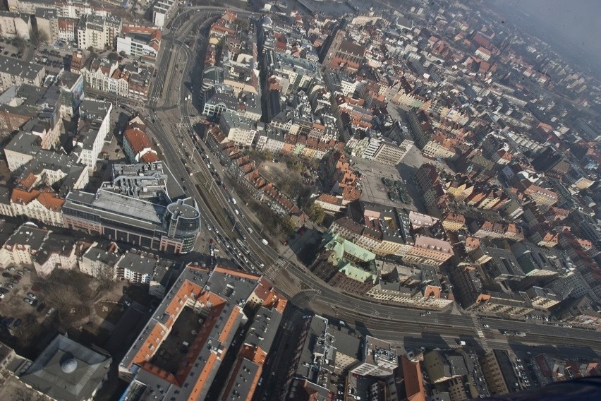 Zobacz Sky Tower i Wrocław z pokładu śmigłowca (FILM, ZDJĘCIA)